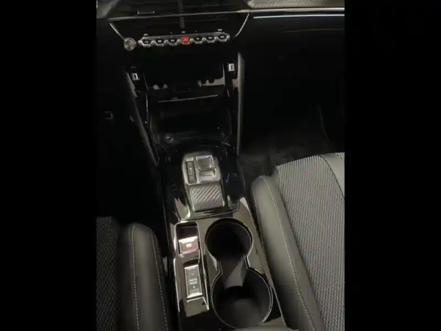 Peugeot 208 e- 136ch gt — photo 11