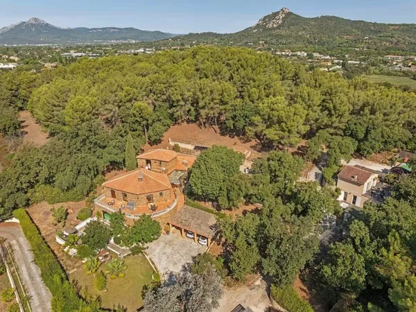 Un refuge provençal au charme intemporel avec maison d'invités, piscines et jardins
