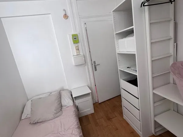 Chambre de service avec salle de bain et toilette intégrés