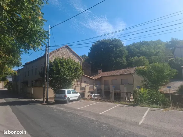 Grande bâtisse en pierre comprenant trois logement en location courte durée+ une habitation principa