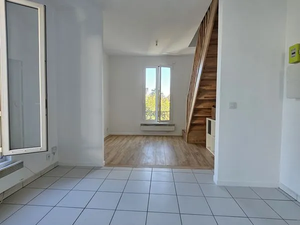 A louer appartement lumineux d'environ 45m² au sol et à 400mètres de la gare RER c