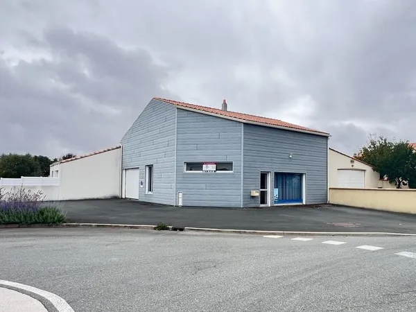 local 2 pièce(s) 196 m2