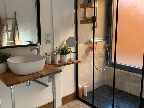 Particulier studio d'environ 34 m2 propre au 4ème étage d'un immeuble avec ascenseur dans une coprop