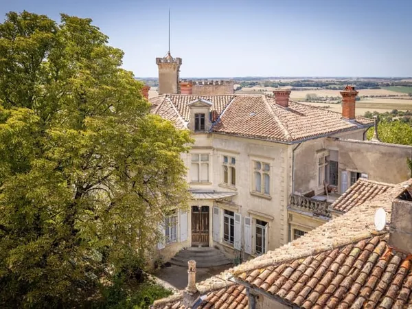Dans le Lauragais, à 40 km à l'est de Toulouse, un château
