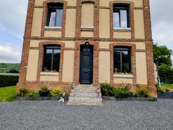VALLEE DE LA VARENNE - 25KMS DE DIEPPE - MAISON DE CARACTERE ENTIEREMENT RENOVEE