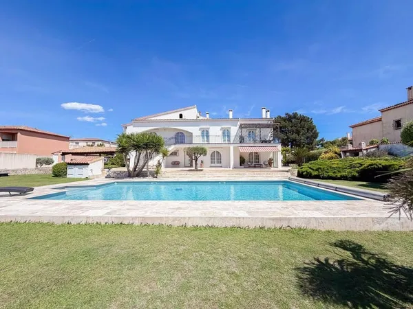 Maison 10 pièces 334 m²