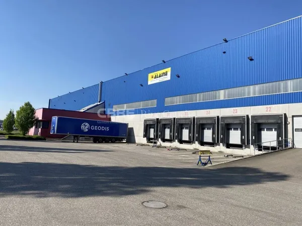 Entrepôt 8615 m²