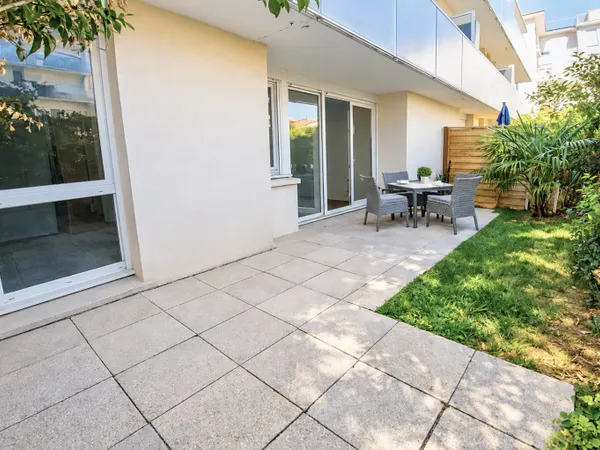 ÉLÉGANCE EN REZ-DE-CHAUSSÉE AVEC TERRASSE ET JARDIN PRIVATIF