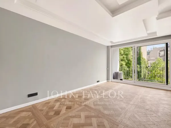 Place François 1er - Grand 2 pièces refait à neuf avec un balcon