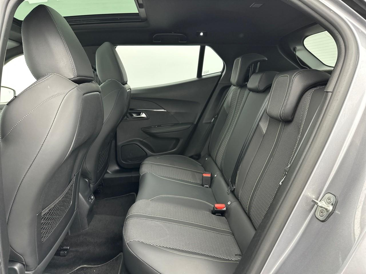 Peugeot 2008 hybrid 145 e-dcs6 gt — photo 12