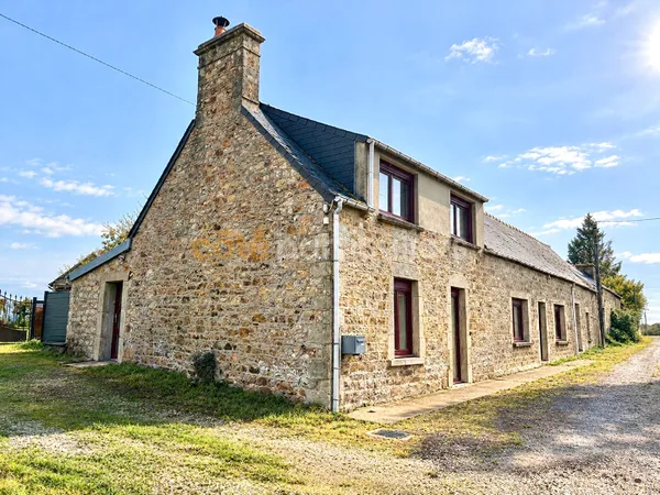 Longère en pierre à BRICQUEBEC-EN-COTENTINavec dépendances et jardin.