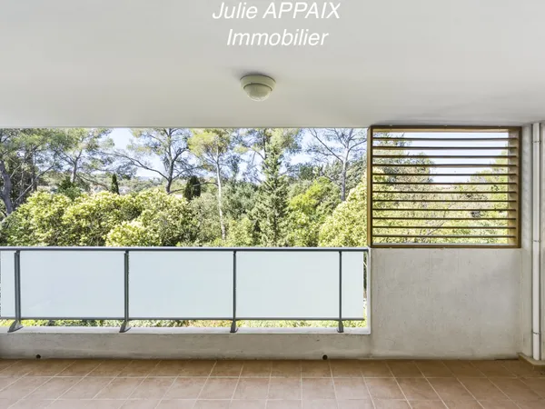 SAINT RAPHAEL - APPARTEMENT 5 PIECES AVEC TERRASSE, GARAGE, PLACE DE PARKING ET CAVE. PROFESSIONS LI