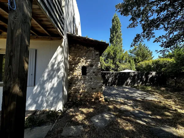 Rare à la vente : appartement T2 avec très grand jardin privatif, deux parkings à 10 min du centre d