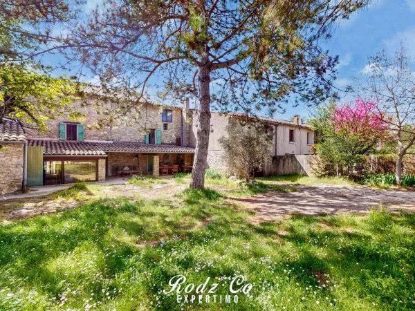 SAINT-MARTIN-DE-CASTILLON Authenticité et cachet : superbe maison ancienne de 207 m2 avec jardin et 