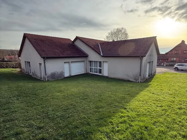 ANCIENNE MAISON MÉDICALE 364 m2 TERRAIN 1 651 m2 CRÉHA