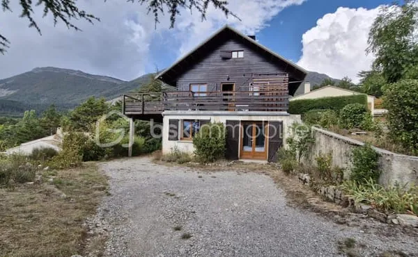 Maison esprit chalet avec terrasse et vue montagne !