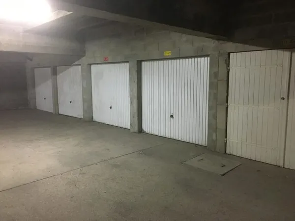 Meaux Garage Box fermé accessible en camionnette.