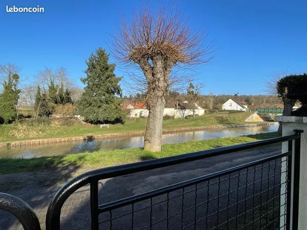 Maison bord du canal