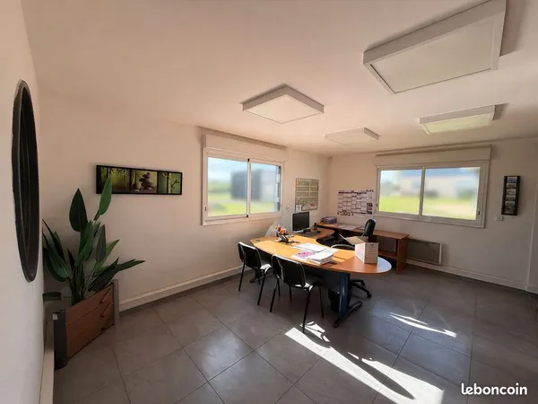 Local 930 m² BREHAND