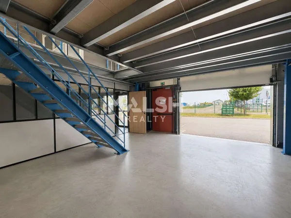 Local d'activités 210m² à louer à Civrieux