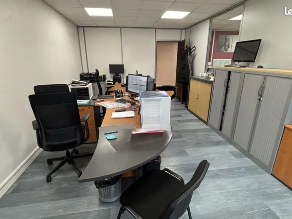 Local professionnel 96 m² - Bureaux + atelier - Disponible