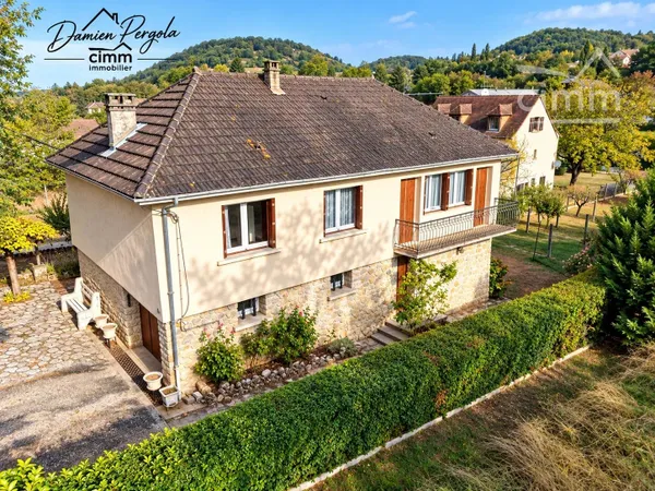 Maison de 91 m² à restaurer avec grand terrain et vaste garage proche du centre du Lardin-Saint-Laza