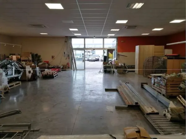 Local commercial 1 pièce 260 m²