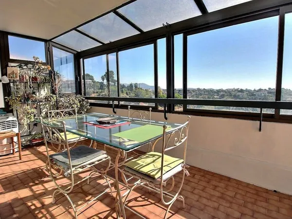 NICE/FABRON: 4 pièces veranda avec terrasse