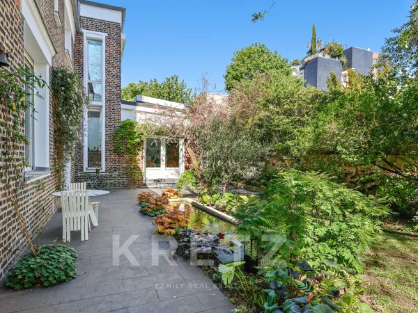 Paris XIV — Maison-atelier d'artistes avec 500m2 de jardin paysager et atelier indépendant