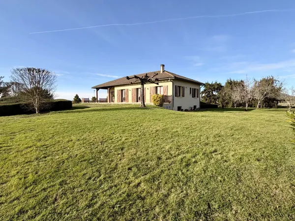 Maison de plain-pied T4 de 120m2 habitable sur sous-sol plein de 145m2 sur un terrain de 3 100m2