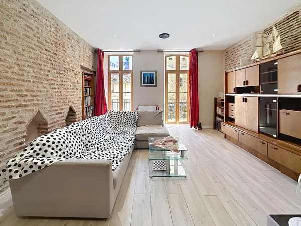 Situé au coeur du centre historique de Cahors appartement T 4 avec balcon