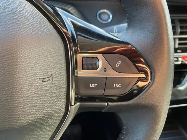 Peugeot 208 e- 136ch allure pack — photo 13