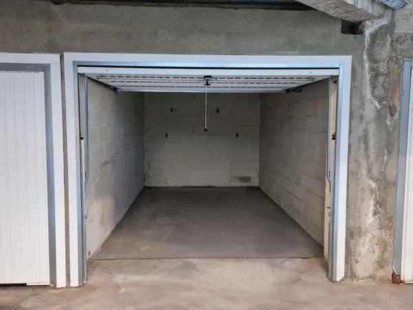 Location box garage fermé 13 m2 centre-ville MAUREPAS - 78