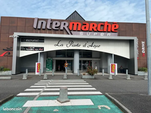 Local commercial ultra visible face aux caisses INTERMARCHE