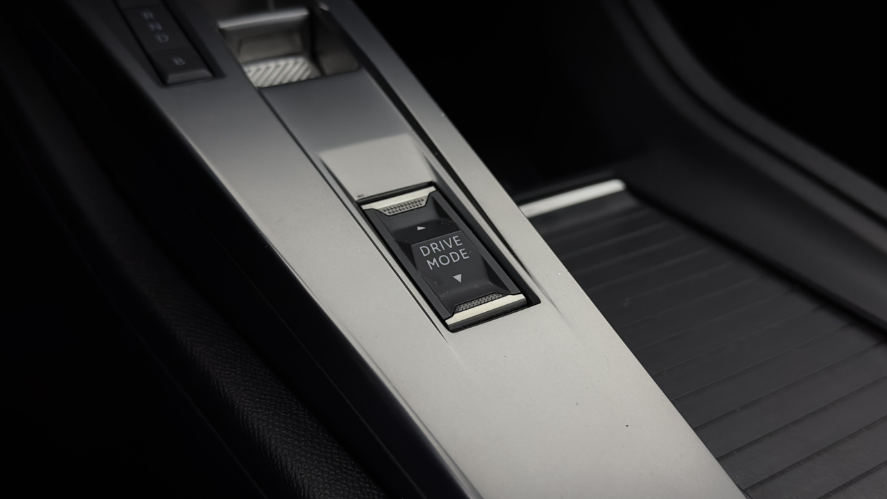 Peugeot 308 SW PHEV 180 e-EAT8 — photo 31
