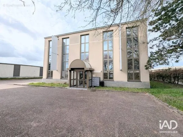Commerce 768 m²