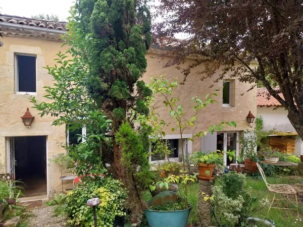 Maison en pierre avec jardin