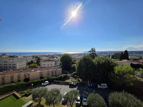 NICE OUEST - 3 PIÈCES EN DERNIER ÉTAGE - VUE MER