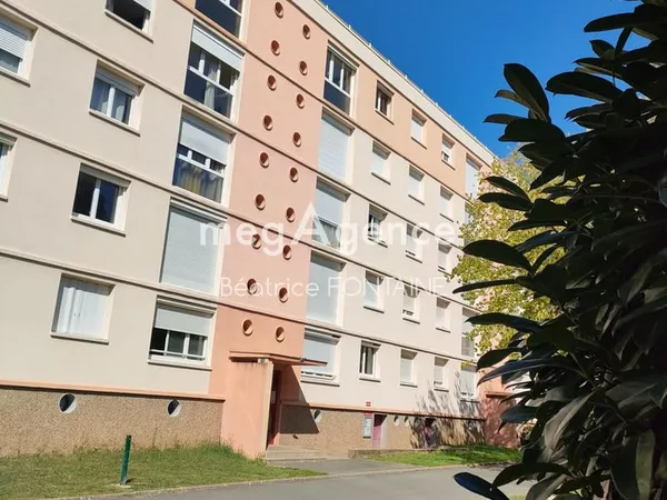 AU PIED DU TRAM ET COMMERCES