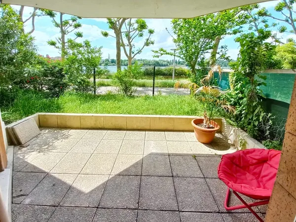 RARE : 3 pièces en front de lac avec terrasse et jardinet.