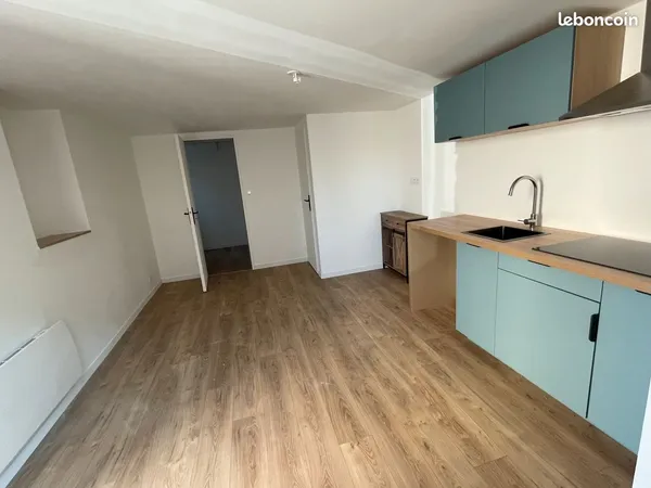 Studio meublé de 22 m² - Centre-bourg - Parking