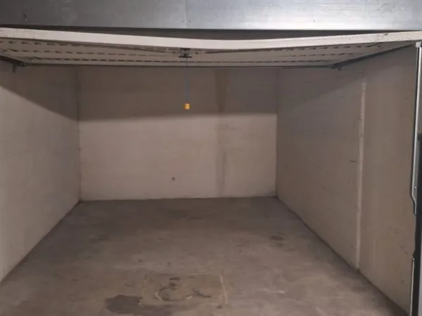 Box parking fermé - Grande taille - Proche tramway