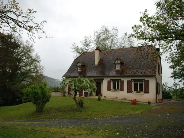 Bien rare à Lacave Maison T4 de 128 m2 avec grand terrain,