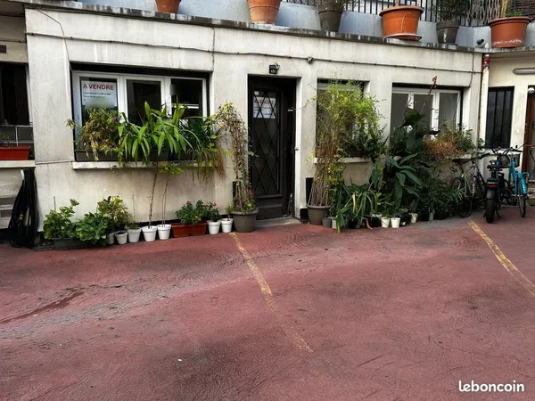 Paris 18e - Appartement 2 pièces de 40 m², cour fleurie et parking - Métro à 150 m - 395 000
