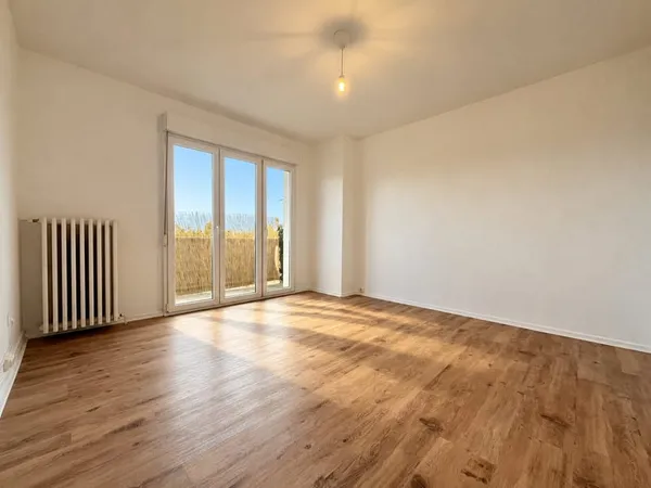 T3 RENOVE ET LUMINEUX VUE SUR MONT ST QUENTIN - LONGEVILLE L