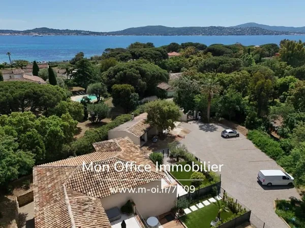 Référence : 7009-LES - MAISON RÉNOVÉE À 100M DE LA MER AVEC JARDIN ET GARAGE À GRIMAUD BEAUVALLON