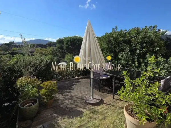 Beau 2/3 pieces en rez-de-jardin avec garage et piscine dans la residence proche du golf