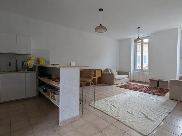 La Roque d'antheron loue appartement lumineux 55m2 grande terrasse