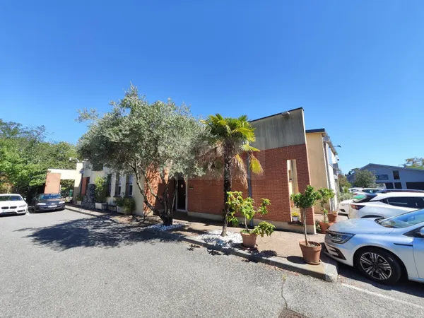 Local 704 m²