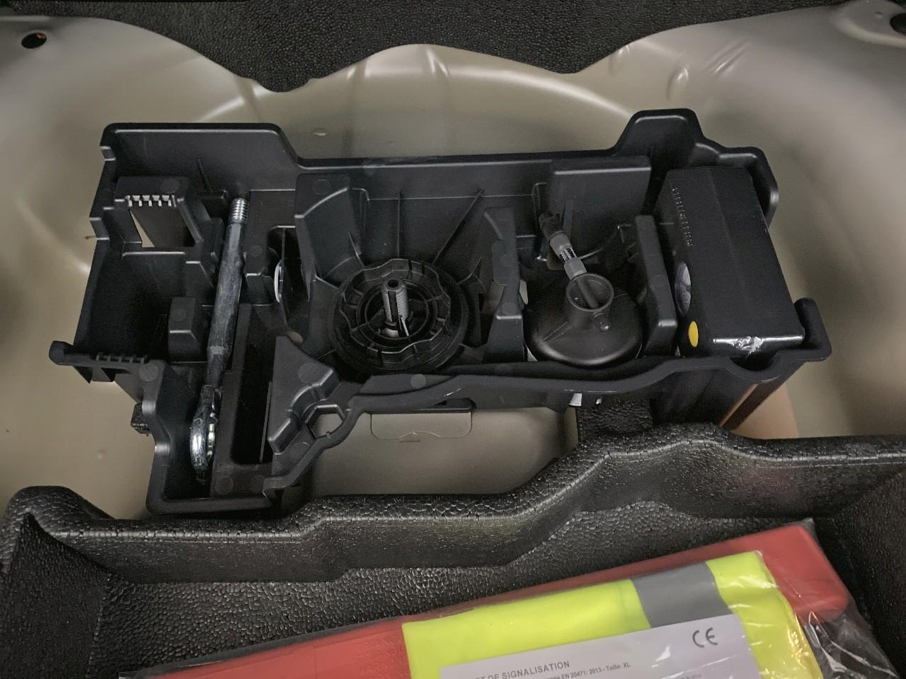 Peugeot 2008 hybrid 145 ch e-dcs6 allure — photo 12